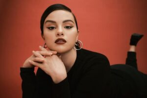 Selena Gomez lança bronzer revolucionário e agita o mundo da beleza em 2026