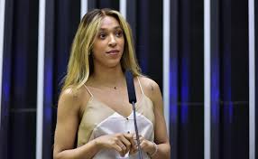 Homem é denunciado por ameaças graves contra Erika Hilton nas redes em 2026