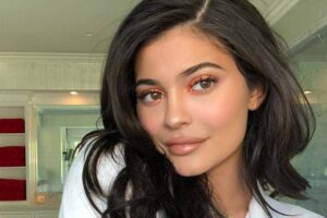 Kylie Jenner rouba a cena com quase deslize fashion em encontro com Timothée Chalamet nos playoffs da NBA 2026