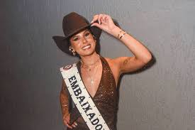 Ana Castela surpreende fã ao doar par de botas após incidente em show