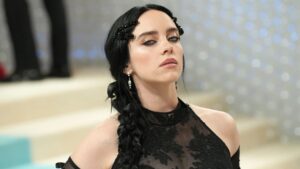 Mãe de Billie Eilish se emociona com gesto de Justin Bieber no Coachella 2026