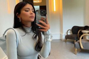 Kylie Jenner emociona fãs ao revelar lágrimas ao rever Kardashian com Stormi
