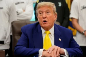 Polêmica em 2026: Foto de Trump ofusca time campeão de tênis feminino e repercute nas redes