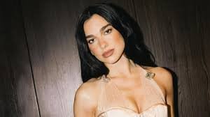 Dua Lipa surpreende ao aprender Língua Gestual e emociona fãs surdos no NOS Alive 2026