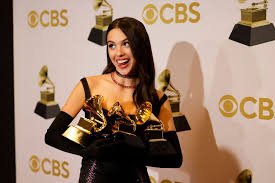 Anitta, Olivia Rodrigo e Ludmilla aquecem as paradas com lançamentos da semana em 2026
