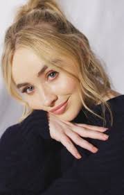 Sabrina Carpenter viraliza ao imitar pose inusitada de Haaland em show