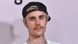 Justin Bieber surpreende ao revelar fotos românticas inéditas com Hailey Bieber em 2026