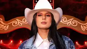 Ana Castela surpreende fãs ao exibir caminhonete clássica avaliada em R$ 325 mil