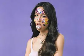 Olivia Rodrigo surpreende fãs com teaser misterioso de novo álbum em muro famoso de Los Angeles