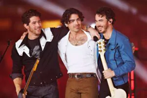 Nick Jonas estrela filme ‘Hit Para Dois’ enquanto brilha em turnê no Brasil